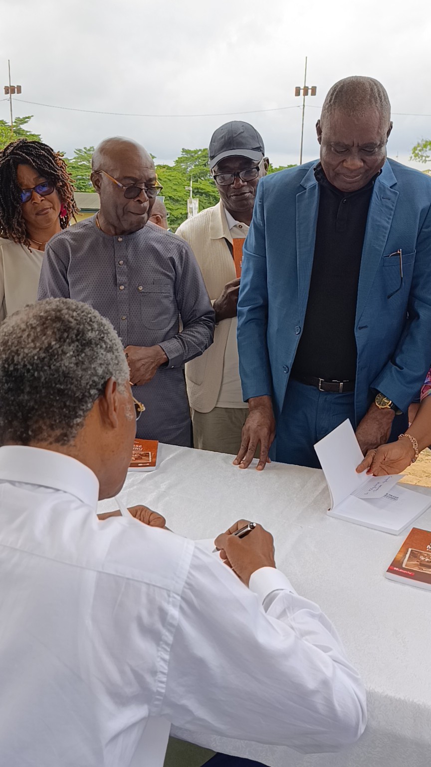 Séance de signature autour d’une table sous un chapiteau